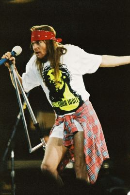 axl rose plaid shirt tied around waist